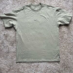 Nike Mens Size M Short-Sleeve Crewneck T-Shirt in Olive Athletic Athleisure